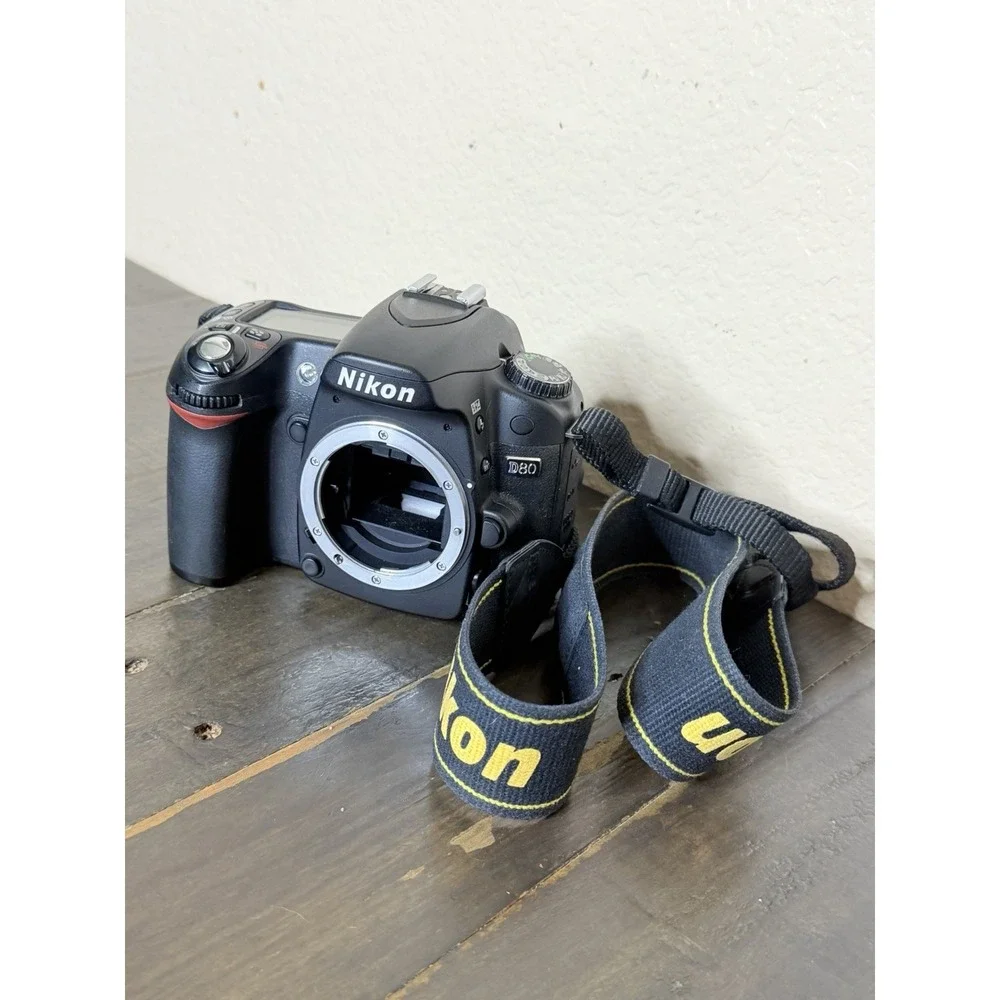 Nikon D80 10.2MP DSLR Digital Camera Body ERR + 3 Batteries With Charger + Bag